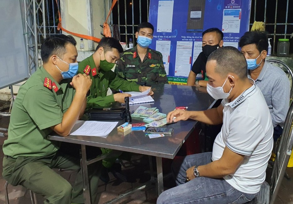 Chốt kiểm soát dịch bệnh COVID-19 liên ngành số 3 (quận Dương Kinh): Trao trả gần 160 triệu đồng bị đánh rơi 